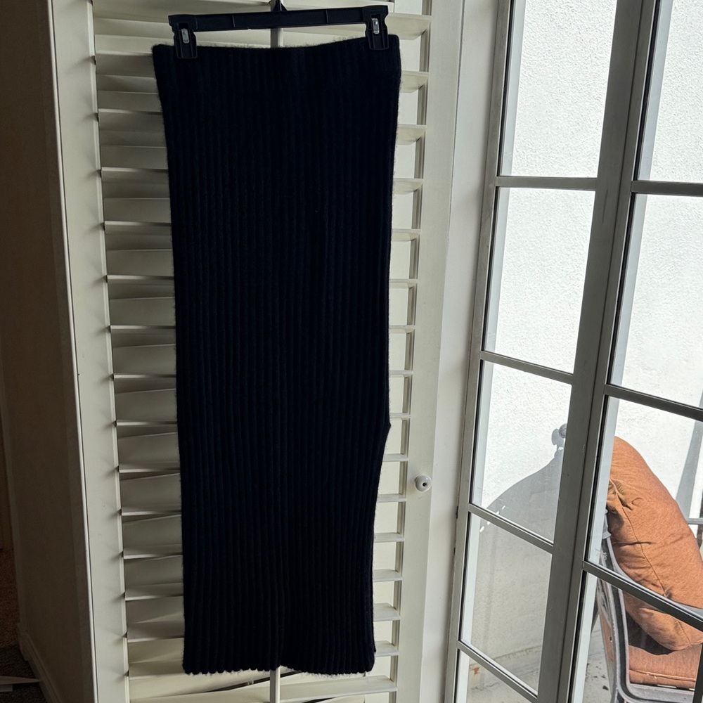 Chic Black Ribbed Cashmere Pencil Skirt